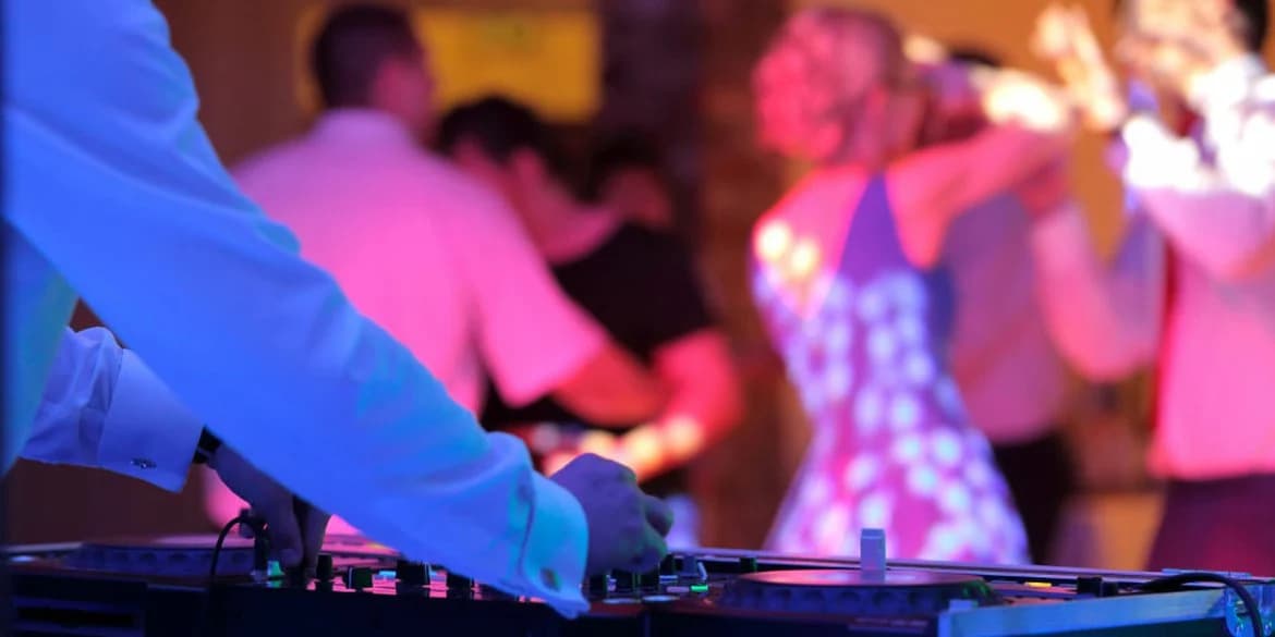 Räume verwandeln: Wie DJs Ihren Hochzeitsort aufwerten